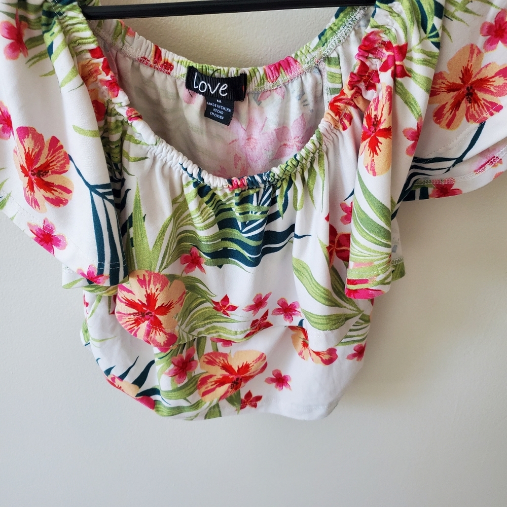 Love off the shoulder short sleeve shirt. Size medium. Pretty tropical print - Picture 4 of 8